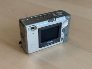 The front of a cheap old digital camera - the Casio QV-70