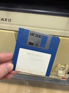 A blue floppy labeledOASYS 30AXIIシステムフロッピッ
