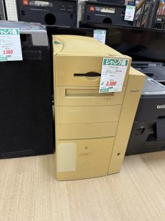 A very yellowed Power Macintosh 9600 standing amongst printers and audio gear