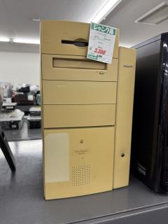 Very very yellowed Power Macintosh 9600/300 on sale for 3300 yen