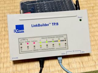 3Com Power LinkBuilder™ TP/8 Hub with 5 LEDs showing network utilization, 4 of which (the rightmost marked “30%”) are lit