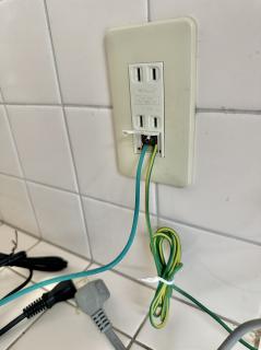 Japanese power outlet with two earth wires coming out of it