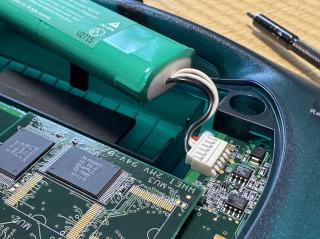 Insides of an eMate 300 showing a pristine battery pack