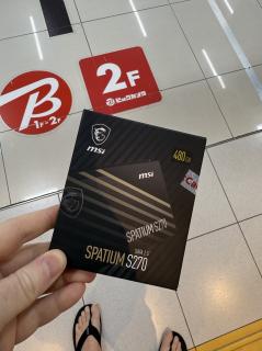 An MSI SPATIUM S270 being held up over the bic camera logo