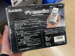 The rear of the box with the specsCASIO®FreedioPocket Peripherat超小型プリンタFZ-500P●本体サイズ 幅74.4✕奥行き1064✕高さ28.3mm約280gコンパクトサイズで持ち運びも楽々●Windows® 98/95パソコンにつないで、その場で名刺サイズに印●場所を選ばず使える充式タイプー●専用プリンタ用紙は、裏面がシール紙なので手帳などにも簡単に貼り付けできます。●IrTran-P 搭載●400dpi/768dot印字ヘッドモノクロ64階の高精細印税■バソコン動作環境●OS・Windows® 98/95が動作するDOS/パソコン（IBM PC/AT互換機）●CPU：Pentium® 75MHZ以上●メモリ：16MB以上（32MB以上を推要）※使用するアプリケーションや印する内容により、更に多くのメモリが必要となる●ハードディスク：インストールには、約3MBの空き容量が必要です。●印談する内容により、更に多くのハードディスクの空き容量が必要となる場合があります。●VF：セントロニクス準拠しFを有すること。（25pinのプリンタコネクタを装備していること。）※クレードルFZ-200Cが必要です。または、赤外線インターフェイス（IDA Ver.1.0増税）を有すること。●CD-ROM：CD・ROMドライプを有すること●ディスプレイ：解像度640✕480ピクセル以上で256巻以上のカラー表示が●ポインティングデバイス：マウス及びそれに準するポインティングデバイスが使用可能なこと。F2,200Cと接続して使用する場合、別途、プリンタケーブル（DOS/パンコン用）が必要となります。■付属ソフトウェブ●画通印刷ユーティリティパソコンに表示されている面の1部分をして印することができます。●Windows© 98/95対応プリンタドライバ■付属品●試用プリント用紙●CD-ROM 1枚●チャージャー●取扱説明書■オプション●クレードル●ACアダプタ●プリント用紙T4971850190004CASIO COMPUTER CO.,LTD.MADE IN JAPANその他のお合せる。