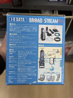 The side of the box boasting these specs仕様画像圧縮方式解像度■接繞例画質設定最大フレームレートセキュリティ通信プロトコル同時アクセス数有効画素数ネットワーク外部映像入力外部マイク入力拡張スロット外形寸法（スタンド含む）質量電源電圧動画：MPEG-4、静止画：JPEGCIF(352x228). QCIF(176x 144).SQCIF(128x96)3段階（高・中・低）30フレーム/秒ID・バスワード/IPアドレスHTTP. SMTP. FTP.RTP/RTCP.RTSP.PPP、PPPoE、DHCP、DDNS最大5アクセスVGAサイズ（640✕480）約30万画素有線部：Ethernet（10BASE-T）無線部：IEEE802.11b準拠※CFにより対応NTSC対応ビデオ入力 RCAコネクタモノラルライン入力®3.5mmピンジャック（RCA→の3.5mmピンプラグ変換コネクタ同梱）CF+IM TYPEII準拠52（W）✕176（D）✕70（H）mm約390g（本体のみ）DC5.OV 最大2A