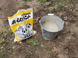 10 kg sack of ホームセメント and a tin bucket