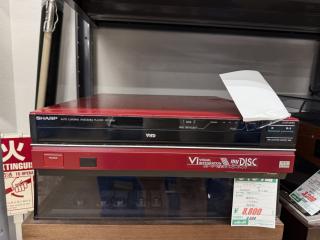 A red flat media device that saysSHARP AUTO LOADING VIDEODISC PLAYER VP-3000Vi VISUAL INTEGRATION /// my DISC4モーターNEWオートローディング