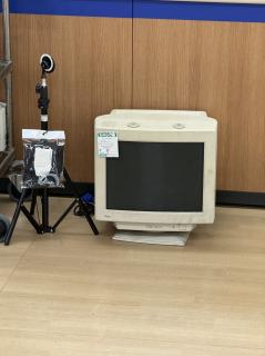 An iiyama CRT on a floor with a green ジャンク品 label attached