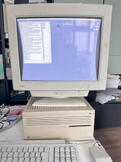 A CRT onto of a Macintosh IIcx, front view.The image on the CRT bows in on the sides.