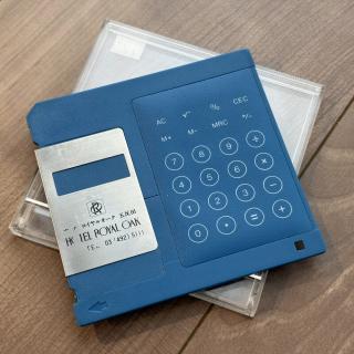 The front of a floppy, except the label portion has a calculator keypad.The floppy shutter says HOTEL ROYAL OAK 五反田