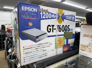 A colorful box for an Epson Super Colorio GT-7600S scanner which mentions Real 1200dpi and 12-bit in, High Speed, High Quality.